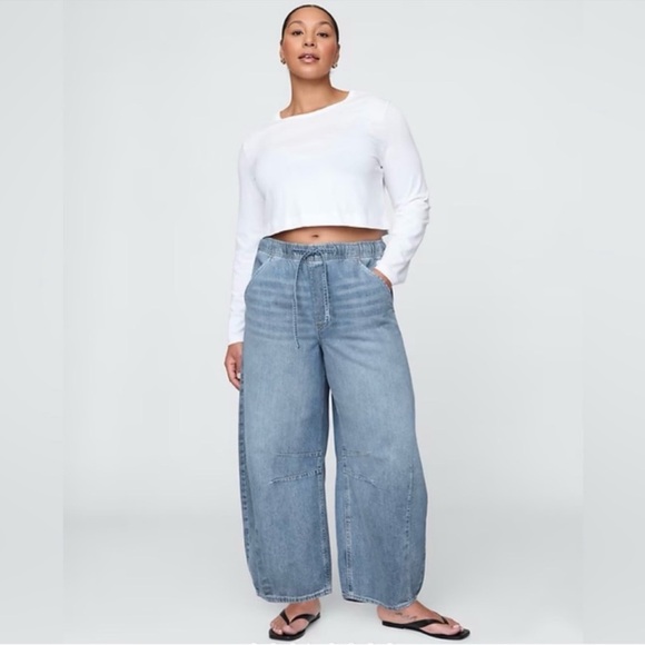 GAP Denim - {BNWT} GAP Mid-rise Ultra Soft Easy Horseshoe Jeans. Super Cute and Comfy .